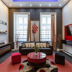 exclusive-marilyn-apartment-in-the-heart-of-budapest.inbudapesthotels.com/